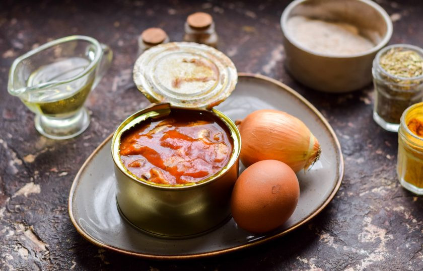 1. Этап. Котлеты из кильки в томатном соусе: Подготовьте все по списку. Откройте банку с килькой.