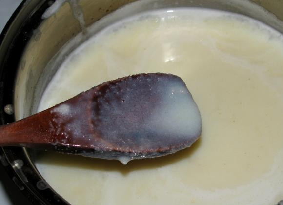 1. Этап. Заварной крем из манки: Добавьте манку, не переставайте помешивать.