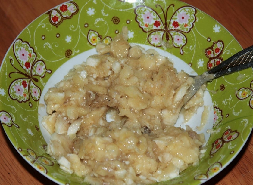 1. Этап. Банановый пирог: Мелко нарезаем бананы.