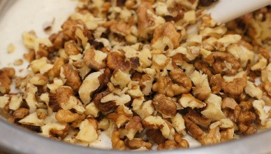 1. Этап. Печенье без масла: Очищенные грецкие орехи слегка измельчаем. Кусочки не должны быть мелкими, гораздо приятнее будет, если в печенье вам попадется крупный кусочек:) Отправляем орехи к полученной массе.