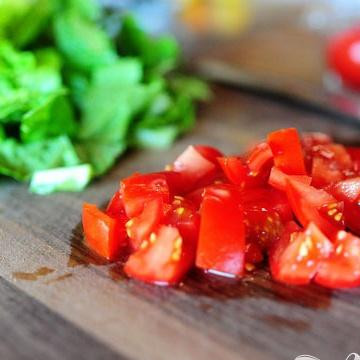 1. Этап. Салат Чизбургер: 1. Помидоры и маринованные огурцы нарезать кубиками. Нарезать красный лук.