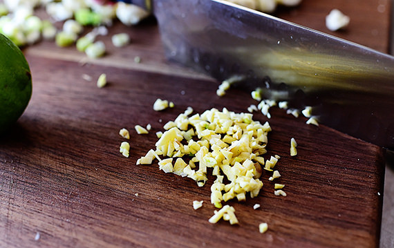 1. Этап. Цветная капуста по-китайски: Чеснок измельчить.