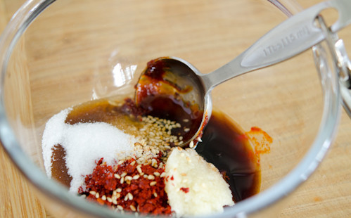 1. Этап. Свинина по-корейски: 1. Главный секрет успеха этого блюда - это, конечно же, маринад. Для его приготовления необходимо взять острый томатный соус (если под рукой нет ничего подходящего можно использовать свежеприготовленный соус, соединить измельченные томаты с перцем чили), немного соевого соуса и кунжутного масла (если его нет, то заменять другим маслом не рекомендуется). Все соединить и перемешать. Измельчить очищенный чеснок. Имбирь очистить и натереть на терке. Добавить в соус немного сахара по вкусу и кунжут. Всыпать немного острого перца (если по вкусу действительно острые блюда) или молотой паприки. Как следует перемешать. Готовый маринад лучше попробовать, чтобы при необходимости добавить еще сахара, например.