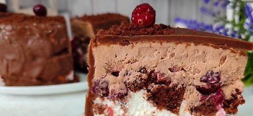 1. Этап. Шоколадный торт с вишней и сметанным кремом: Шоколадный торт с вишней и сметанным кремом готов! Приятного чаепития!