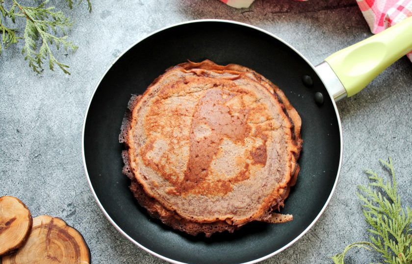 1. Этап. Рулет из шоколадных блинов с кремом: Испеките из всего теста блины в смазанной растительным маслом сковороде на медленном огне.