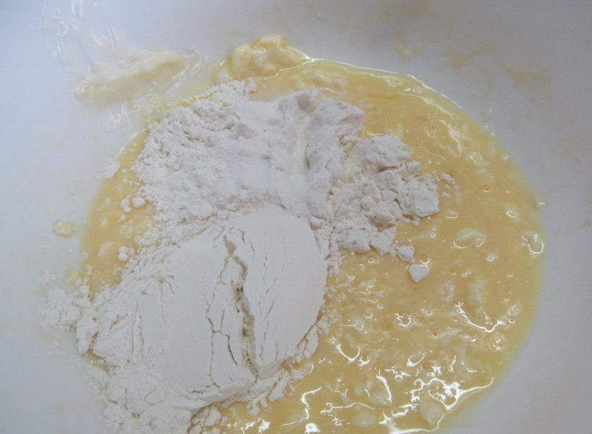 1. Этап. Закусочный кекс с кукурузой, колбасой и пармезаном: Высыпать муку с разрыхлителем и солью. Перемешать до однородной массы.