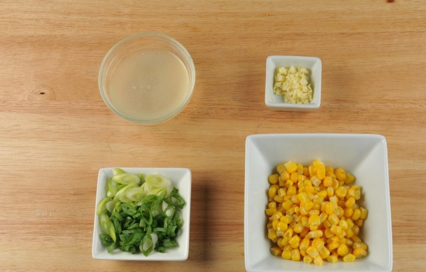 1. Этап. Такос с лососем: Мелко нашинкуйте лук. Чеснок измельчите. Из лимона выжмите сок. Лосось смажьте солью и перцем.