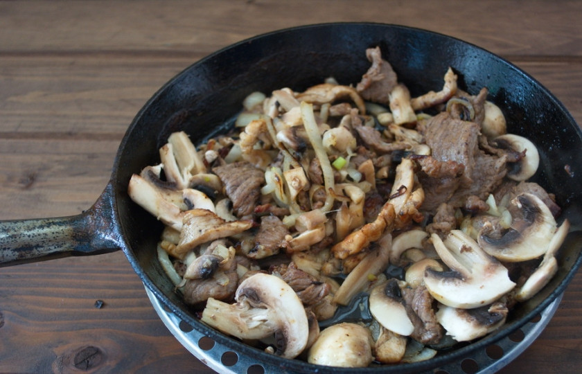 1. Этап. Свинина с картошкой на сковороде: Потом добавляем шампиньоны к мясу. Жарим все вместе.