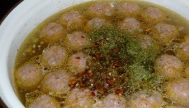 1. Этап. Суп с фрикадельками и картошкой: Добавляем картошку в кастрюлю с фрикадельками, солим и добавляем специи и зелень. Варим до готовности картошки.