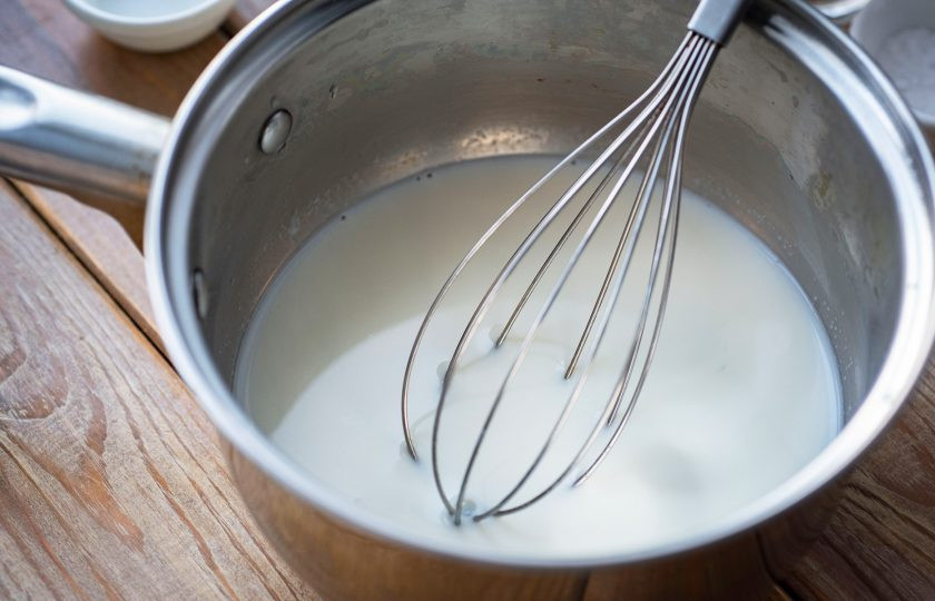 1. Этап. Ирландский хлеб из овсянки: Молоко залейте в сотейник и на маленьком огне подогрейте до температуры 35-37 градусов. Затем сотейник с теплым молоком снимите с плиты, влейте свежевыжатый лимонный сок, размешайте хорошенько венчиком и дайте постоять в покое 5 минут.