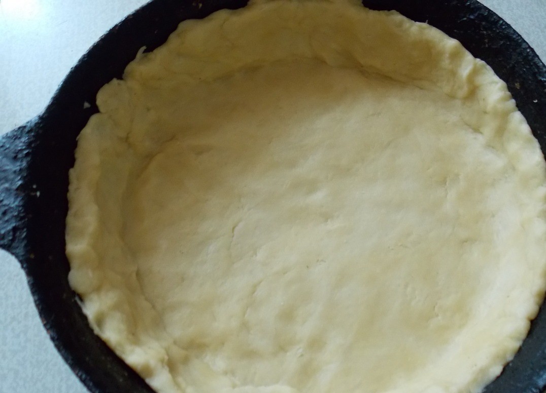 1. Stage. Pie with plums and custard: In a bowl we put the sifted flour and grate the butter. Rub it with your hands, add the milk and knead quickly. Roll out into a circle, put into a form (d = 22 cm). Take it to the fridge for now.