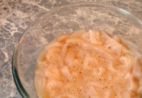 1. Этап. Кальмары в панировочных сухарях: Сделайте кляр (необходимо взбить муку с яйцами до однородной массы, добавьте соль и перец по вкусу). Колечки кальмара как следует обмакните в кляре.