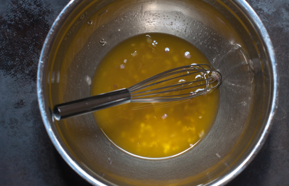 1. Этап. Салат из кускуса с овощами: В чашке объедините оливковое масло, лимонный сок и лук.