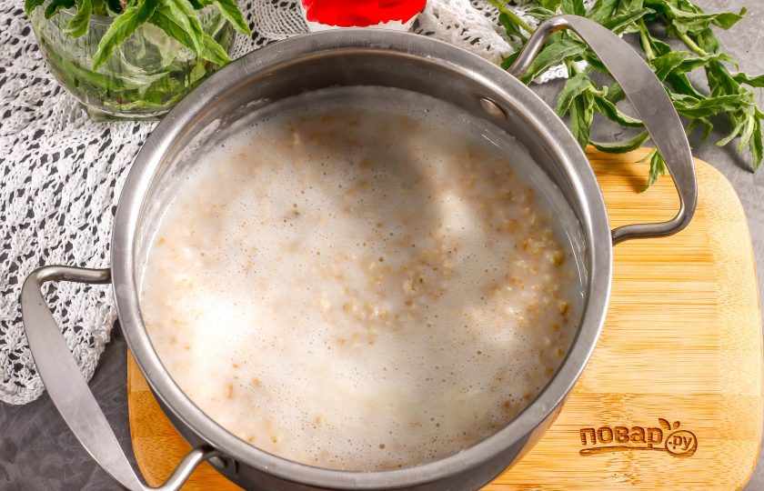 1. Этап. Овсянка с цукатами: Как только молоко закипит, всыпьте в него овсяную крупу, соль, сахар и перемешайте. Отварите то количество времени, которое указано на упаковке. Если крупа быстрого приготовления, то просто закройте кастрюлю крышкой и подождите, пока она набухнет