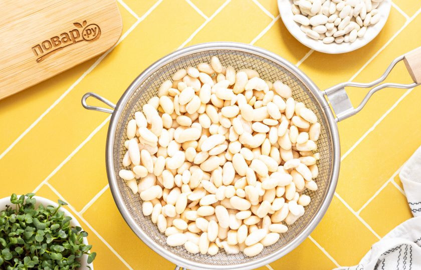 1. Этап. Фасоль белая консервированная: После слейте воду, а фасоль промойте в чистой воде. Откиньте на сито и дайте стечь лишней жидкости.