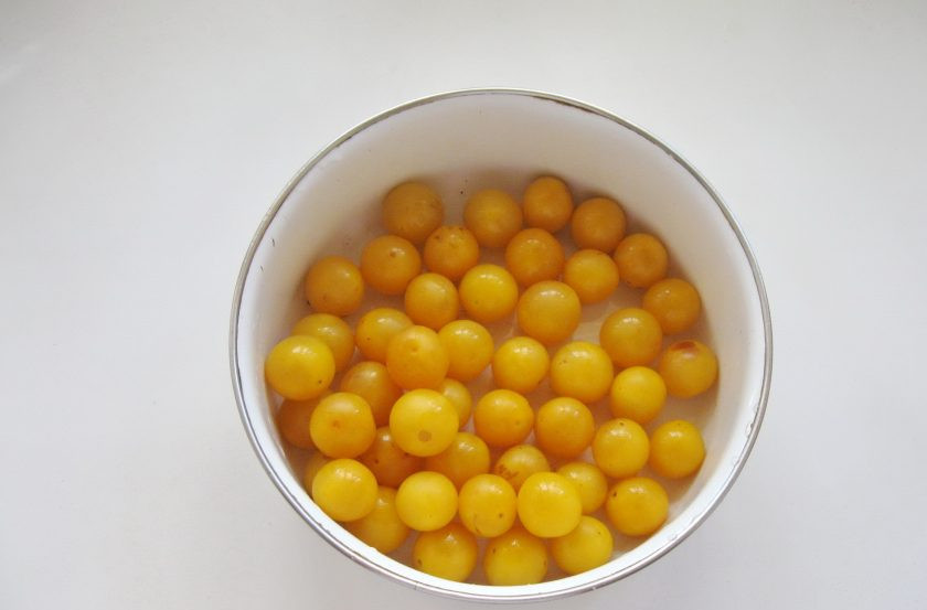 1. Этап. Варенье из груш с алычой: Алычу помойте.