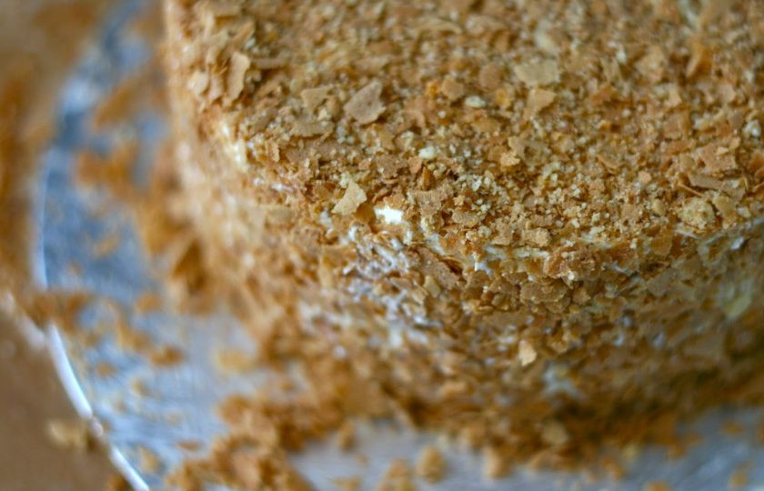 1. Этап. Корж для Медовика: 8. Измельчите остатки от коржей и посыпьте ими торт, настаивайте его несколько часов и подавайте.