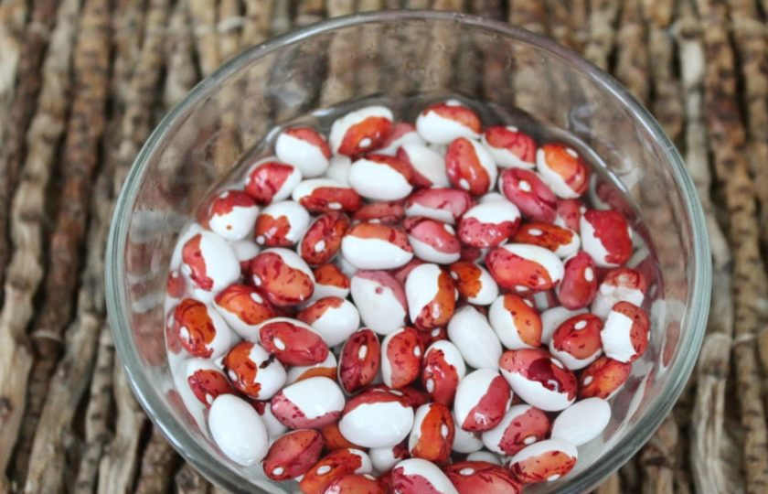 1. Этап. Винегрет с грибами и фасолью: Фасоль замачиваем, когда набухнет, варим до готовности.