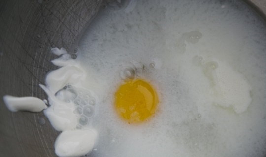 1. Этап. Вареники со сливами: Смешать воду, соль, яйцо, сметану.