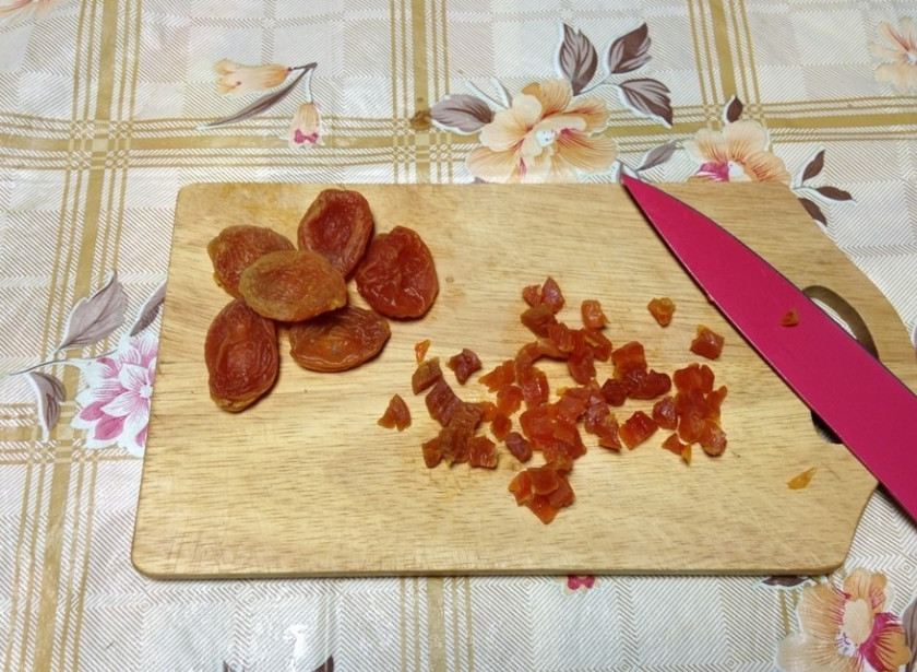 1. Этап. Творожная запеканка Президент: Замоченную курагу отожмите и порежьте на кусочки.