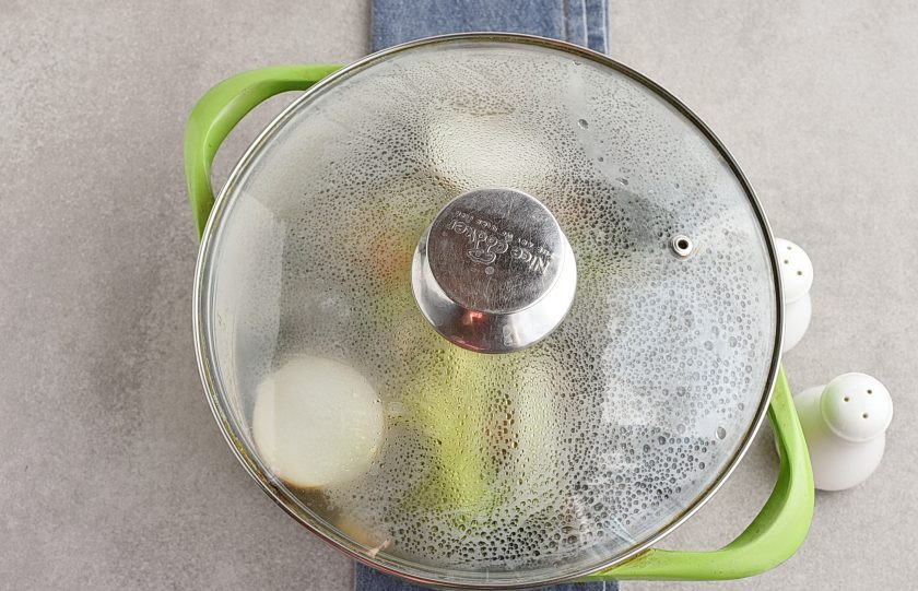 1. Этап. Бульон из рыбы: Накройте кастрюлю крышкой и варите около получаса при еле заметном кипении. Лучше варить бульон при температуре 90 градусов.