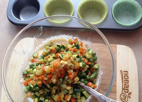 1. Этап. Овощные кексы: 7. Перемешиваем и добавляем овощи.