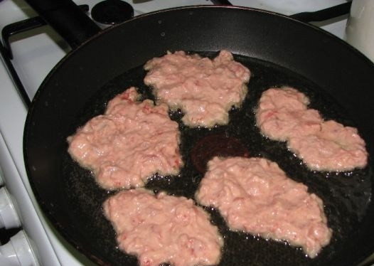 1. Этап. Рубленые котлеты из говядины: Обжариваем котлеты на сковороде 5-6 минут с каждой стороны. Можно в котлеты добавлять чеснок. Готово! Приятного аппетита)