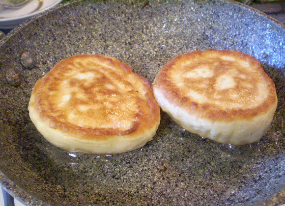 1. Этап. Оладьи на кефире пышные: В процессе жарки оладьи хорошо поднимаются.