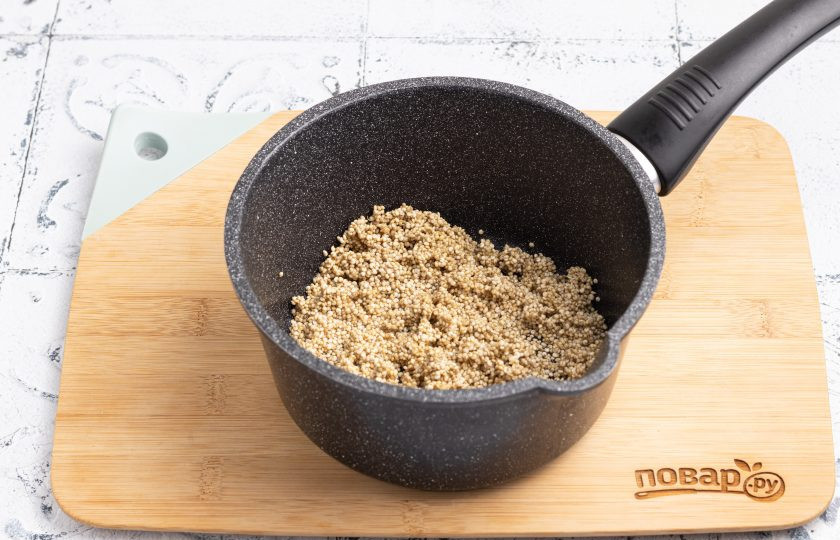 1. Этап. Шоколадная каша из киноа: Переложите киноа в сотейник.