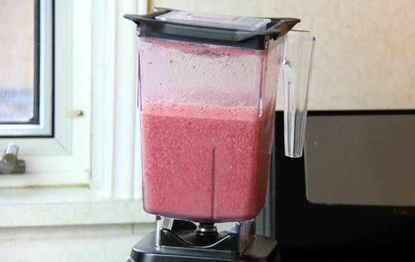 1. Этап. Ягодный смузи с арбузом: 3. И взбейте до однородности.