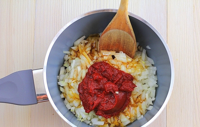 1. Этап. Ребрышки запеченные: 2. Делаем соус-маринад. Мелко рубим лук, чеснок, и отправим в кастрюльку вместе с медом, соевым соусом, имбирем, томатной пастой.