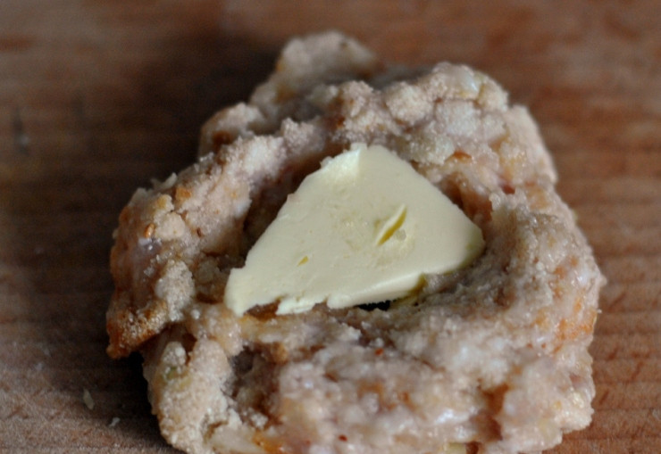 1. Этап. Котлеты куриные нежные: Теперь берем немного фарша и делаем из него лепешку. В середину лепешки кладем кусочек масла, соединяем края фарша и формируем котлету. Проделываем эту процедуру, пока фарш не закончится.