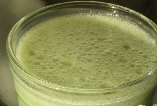 1. Этап. Коктейль из замороженного йогурта с лаймом и бананом: 4. Поместить во фруктово-молочную смесь замороженные йогурты и взбивать смесь несколько раз, пока она не станет воздушной и однородной.