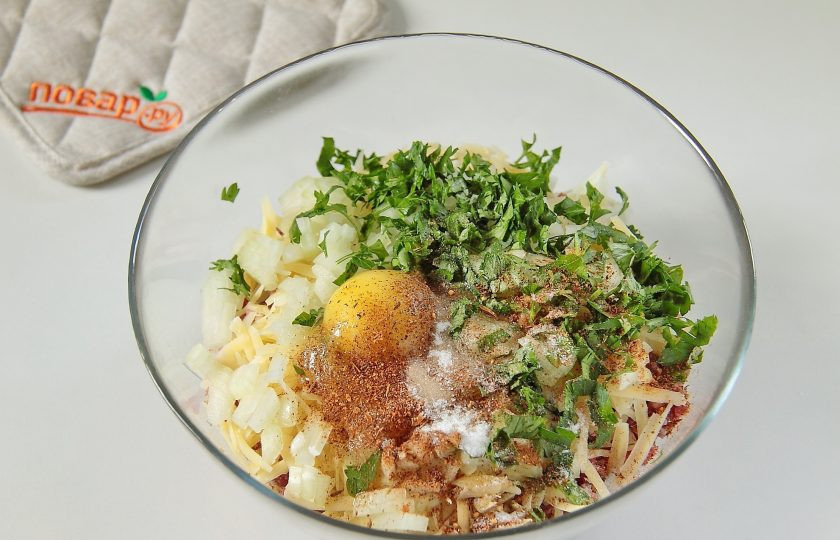 1. Этап. Фрикадельки с пармезаном и миндалем: 5. Одну мелко нарезанную луковицу, измельченную свежую зелень, яйцо, соль и специи по вкусу.