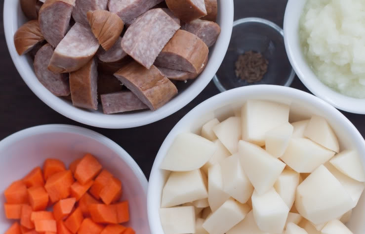 1. Этап. Немецкий суп с колбасками: Подготовьте овощи. Мелко нарубите морковь, картофель нарежьте на кусочки средней величины, лук нашинкуйте мелко, можете даже воспользоваться блендером и измельчить лук. Колбаску нарежьте на такие же кусочки, что и картофель. Пусть они будут одинаковыми по величине.