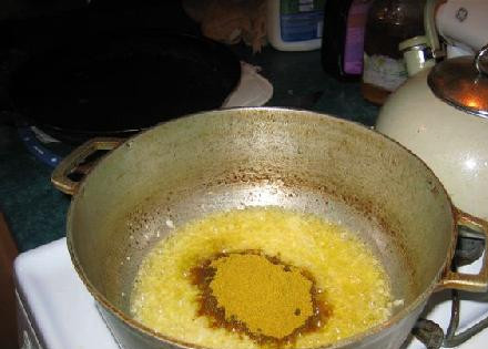 1. Этап. Утка Карри Суринам: Добавляем 2 столовые ложки порошка карри.