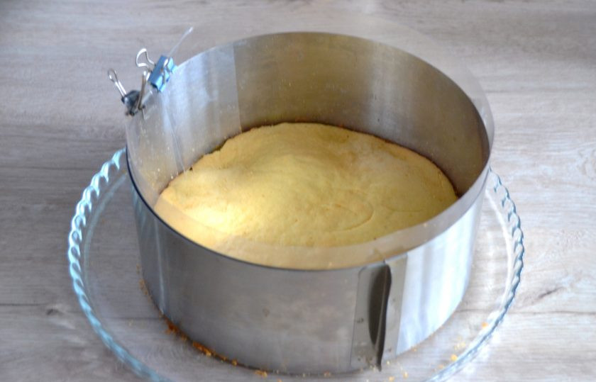 1. Этап. Кофейный торт-суфле: Остудите до комнатной температуры готовый корж, можно проложить вдоль бортиков ацетатную ленту.