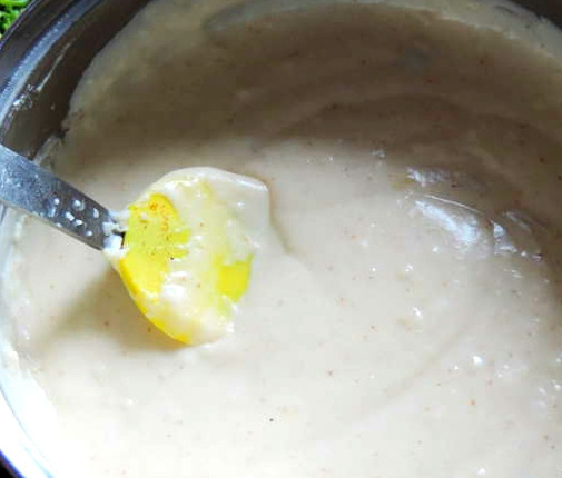 1. Этап. Брокколи, запеченная в сливочном соусе: Снимаем кастрюлю с плиты. Потихоньку вливаем в муку молоко, тщательно размешивая мелкими движениями. Затем ставим обратно на газ и доводим до загустения, все время помешивая. В конце досыпаем сыр, где-то треть от всей его порции. Солим, перчим. Выключаем только тогда, когда сыр полностью расплавится и превратится в соус.