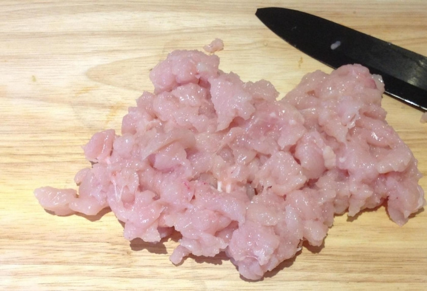 1. Этап. Фрикадельки под соусом в духовке: 3. Отбитое мясо измельчаю ножом, мне больше нравится, когда фарш кусочками, но тут по вкусу. Можете сделать фарш на мясорубке.