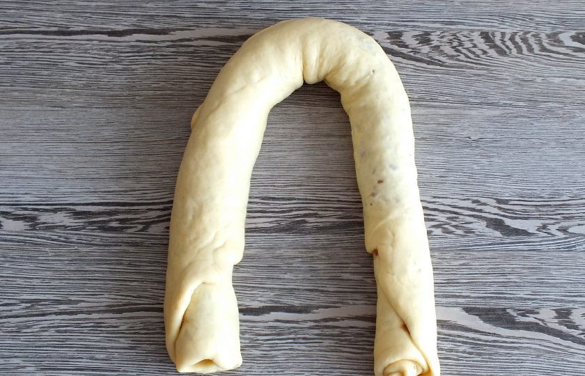 1. Этап. Повитица: Скрутите рулет с длинной стороны.