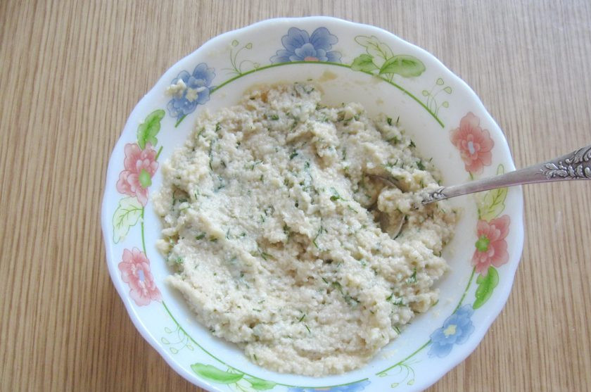 1. Этап. Куриный бульон с галушками из лаваша: Тесто для галушек посолите по вкусу и хорошо перемешайте.