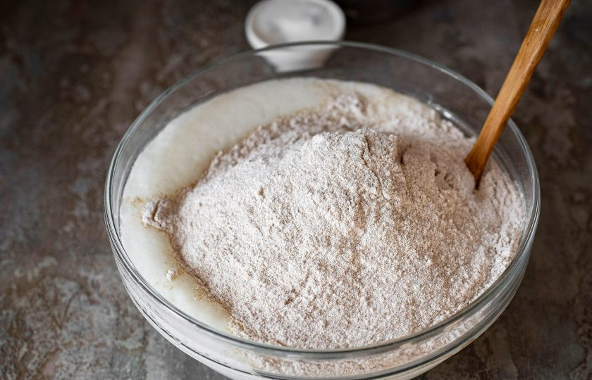 1. Этап. Ржаные лепёшки на кефире: Добавьте просеянную ржаную муку.