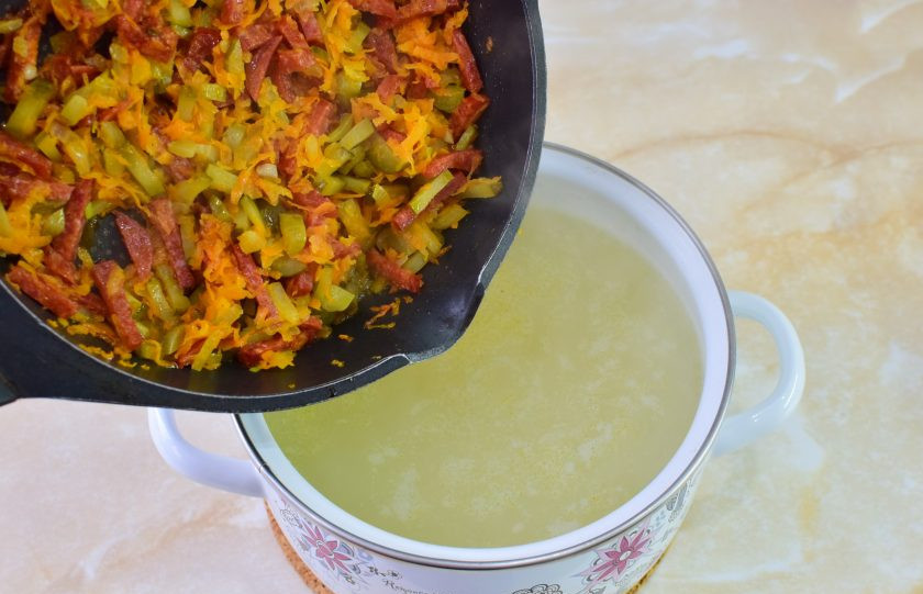 1. Этап. Рассольник с рисом и колбасой: Готовую зажарку отправьте в суп и варите все вместе до готовности риса и картофеля. Они должны стать мягкие. По вкусу добавьте соль и специи.