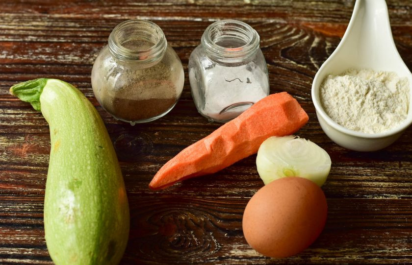 1. Этап. Оладьи из кабачков для диабетиков: Подготовьте ингредиенты.