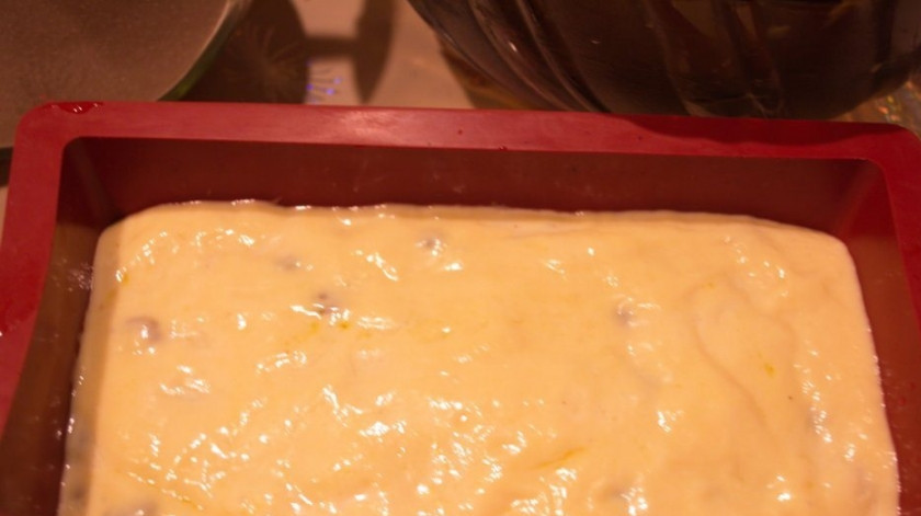 1. Этап. Кефирный пирог за 5 минут: 3. Сухофрукты промываем, запариваем в кипятке на пару минут, отцеживаем и добавим к тесту. Выкладываем в смазанную маслом форму.