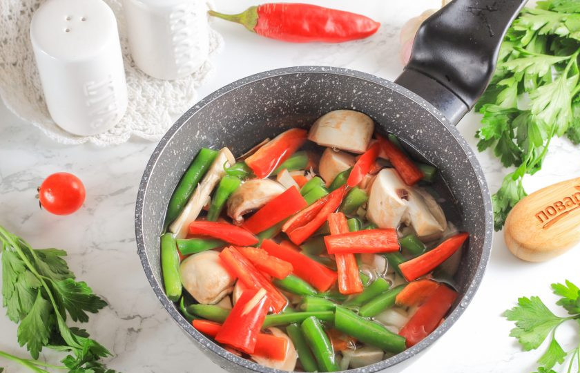 1. Этап. Японский суп с лососем: Влейте горячую воду и поместите емкость на плиту. Отварите с момента закипания жидкости в емкости примерно 10 минут.