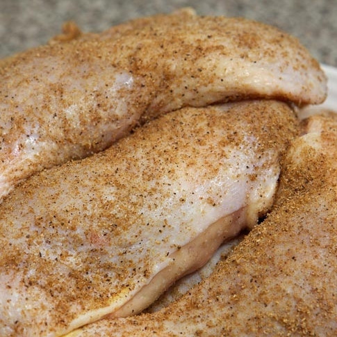 1. Этап. Жареные куриные ножки: Таким же образом натираем солью и специями все остальные ножки.