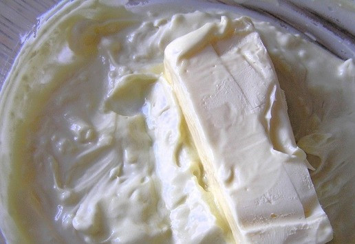 1. Этап. Торт Осенний поцелуй после жаркого лета: Для основы шоколад поломайте на кусочки, растопите, добавьте размягченное сливочное масло.