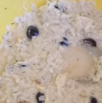 1. Этап. Хрустящие картофельные котлеты с маслинами: Натереть картофель на крупной тёрке. Отжать жидкость. В отдельной ёмкости смешать картофель, маслины, крем-фреш, тмин, укроп, соль и яйцо.