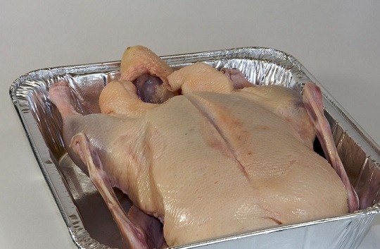 1. Этап. Утка в духовке: 1. Утку вымойте, обсушите и выложите в жаропрочную форму.